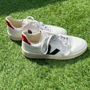 Veja V-10 Size 43